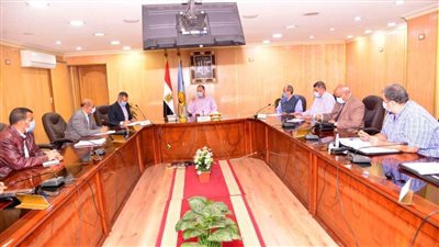 محافظ أسيوط يعقد اجتماعاً لمتابعة نهو الأعمال بمركزي أبوتيج ومنفلوط