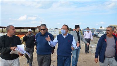 محافظ الإسكندرية يتابع أعمال تمهيد طريق أم زغيو   