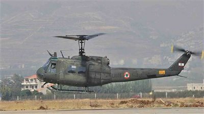 طائرات الجيش اللبناني تلقي منشورات تدعو إلى البقاء بالمنازل