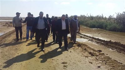 بدء أعمال تطهير مصرف يوسف السباعي بقري شباب الخريجين بالسويس