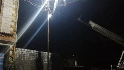صيانة دورية لأعمدة الكهرباء بمراكز الشرقية