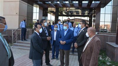 بعد إضرابه عن الطعام.. محافظ المنيا يوضح أسباب فصل موظف عن عمله