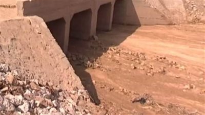 رئيس مركز ملوي بالمنيا يتفقد مخرات السيول استعدادا للشتاء