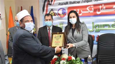 نهال بلبع تشهد حفل تكريم خريجي محو الأمية بكفر الدوار