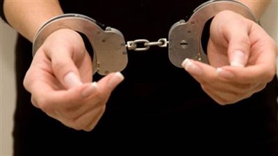 القبض على فتاة  