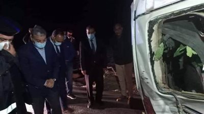 بالصور.. محافظ المنيا يتفقد موقع حادث مصرع ١٢ شخصًا 