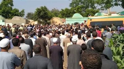 أهالي قرى ديرمواس بالمنيا يودعون ضحايا حادث ميكروباص الصحراوي