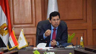 مصري ينجح في تحطيم رقم قياسي جديد لأعلى قفزة خارج الماء للسباحة بالزعانف