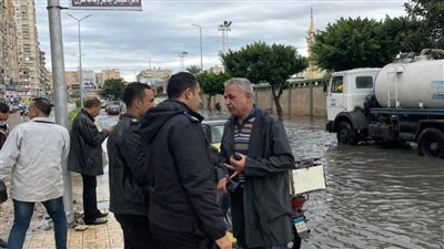 رئيس حي شرق الإسكندرية تيابع أعمال كسح مياه الأمطار
