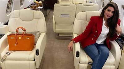 یاسمین صبري في طائرة خاصة.. وسعر الجاكیت يلفت الأنظار