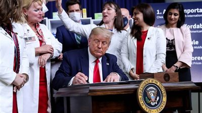 ترامب يقلب الطاولة على شركات الأدوية..وأمريكيون يروون مآسي شراء الدواء 