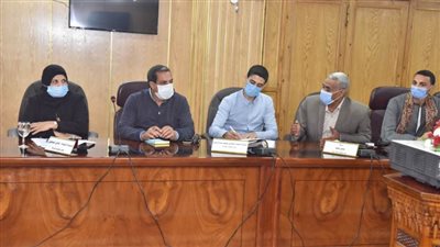 محافظ أسيوط يلتقي مسؤولي المواقف لوضع حلول عاجلة لمشكلة الزحام