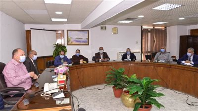 محافظ أسيوط يلتقي وفد هيئة السكة الحديد