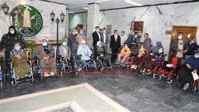محافـظ المنوفية يسلم 13 كرسيا كهربائيا لذوي الهمم