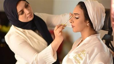 تعلمي خطوات مكياج الجليتر لإبراز أنوثتك