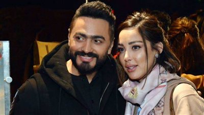 تامر حسني يغازل بسمة بوسيل في حفله الأول بعد الصلح