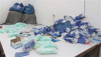 التحفظ على كمية ضخمة من الكمامات والمطهرات مجهولة المصدر بالإسكندرية