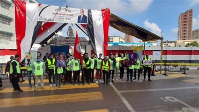 طلاب جامعة دمنهور يشاركون في تنظيم العملية الانتخابية أمام اللجان بالبحيرة