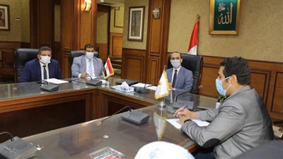 نائب محافظ سوهاج يناقش الموقف التنفيذي لمشروعات قرية عرابة أبو الدهب