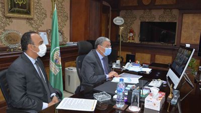 رئيس الوزراء يتابع حالة مخرات السيول والمستشفيات عبر الفيديو كونفرانس مع محافظ المنيا