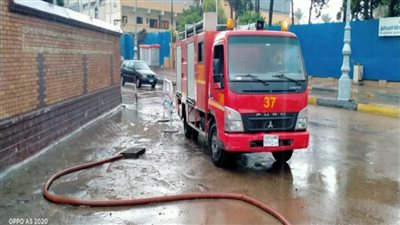 رجال الشرطة يسطرون مشاهد إنسانية في مواجهة تداعيات الأمطار