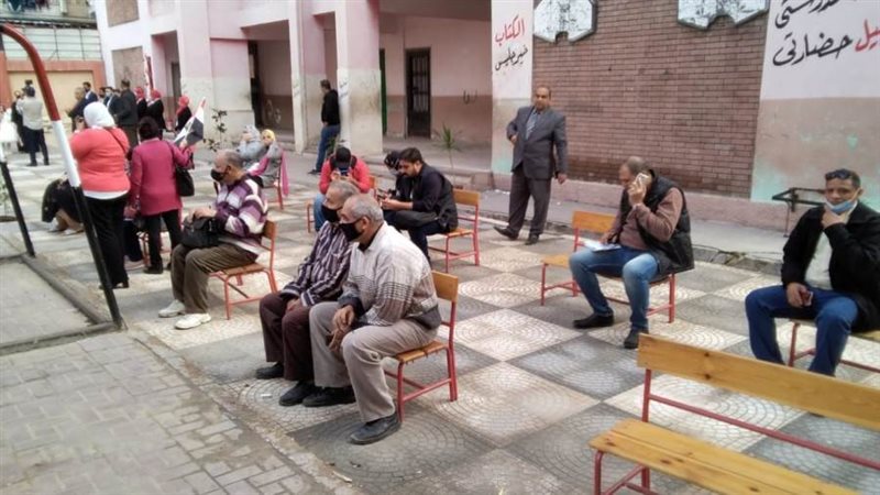 الناخبون بداخل لجنة