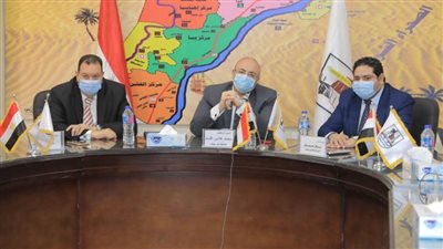 محافظ بني سويف يتابع انتظام التصويت في جولة الإعادة من غرفة العمليات