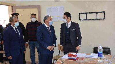 محافظ المنيا يتفقد التصويت باللجان ويشدد على تطبيق الإجراءات الوقائية لكورونا