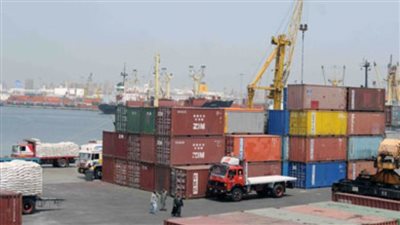 نشاط في حركة السفن والشاحنات بميناء الإسكندرية
