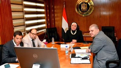 وزيرة الصناعة تستعرض مع