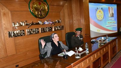 وزيرة البيئة تلتقي عددًا من دارسي دورات أكاديمية ناصر العسكرية العليا