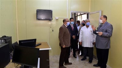 محافظ أسيوط يتفقد وحدة التشخيص عن بُعد 