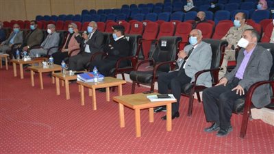 محافظ الوادي الجديد يناقش خطة مواجهة الأزمات والكوارث