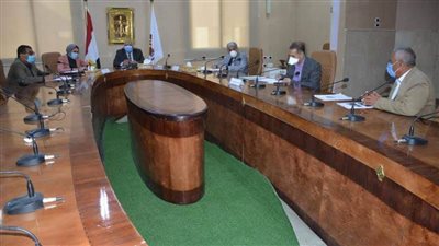 محافظ الوادي الجديد يترأس لجنة تقييم أداء رؤساء القرى بمركز الخارجة