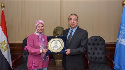 محافظ الإسكندرية يكرم نهى السيد الفائزة بجائزة التميز الحكومي العربي