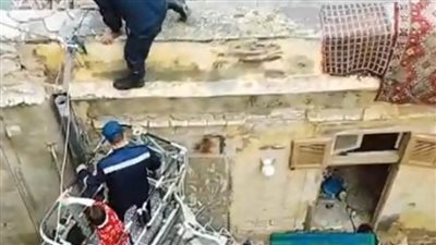 الحماية المدنية بالإسكندرية تنقذ عددًا من المواطنين جراء انهيار جزء من عقارهم