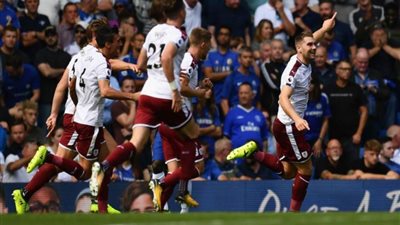 بيرنلي يفوز على كريستال بالاس في الدوري الإنجليزي