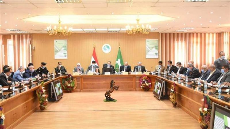 محافظ الشرقية أثناء