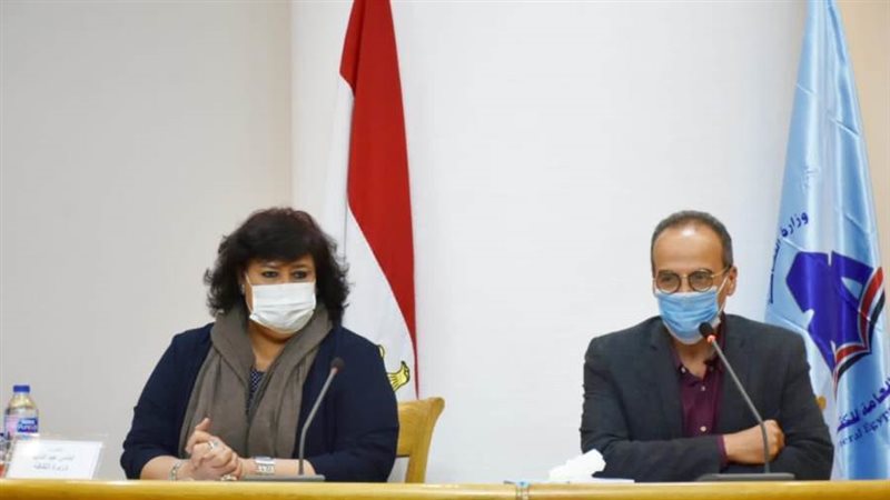 وزيرة الثقافة خلال