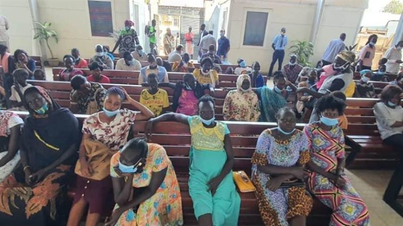 أفارقة ينتظرون الفحص