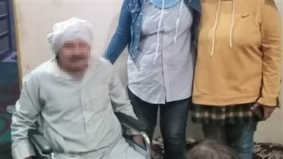 برنامج علاج غير القادرين يسلم كراسي متحركة للمرضى ببلبيس