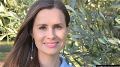 الأسترالية ايلي جيلبرت تعود إلى وطنها بعد احتجازها أكثر من عامين في سجون إيران بتهمة التخابر