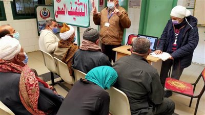 الكشف الطبي على١٣٠٠ مريض بالقافلة الطبية بقرية 