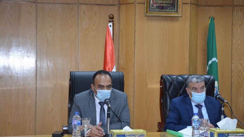 محافظ المنيا خلال