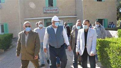 جولة تفقدية لمحافظ الوادي الجديد داخل مدينة الخارجة