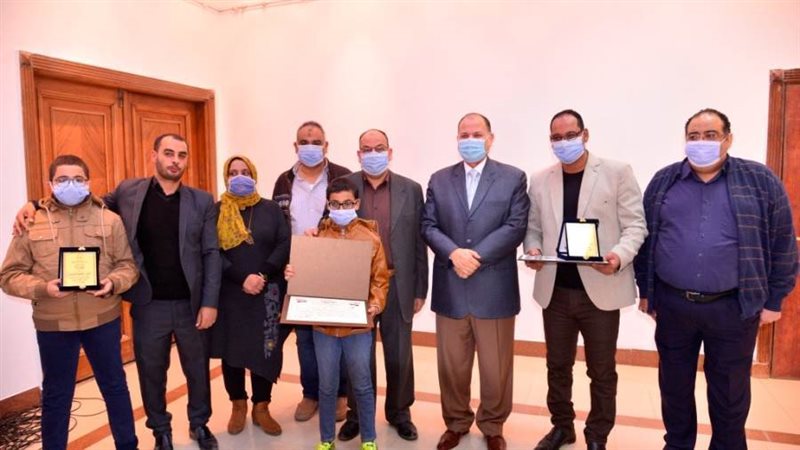 محافظ أسيوط يكرم