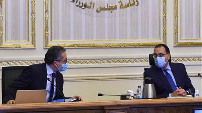 مدبولي يتابع أعمال تطوير طريق الفيوم والطرق المحيطة بالمتحف المصري الكبير