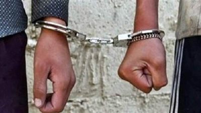 ضبط شخصين لفرضهما إتاوات على أصحاب السيارات بالنزهة 