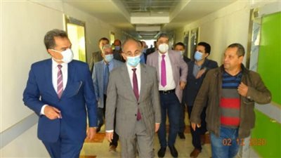 رئيس جامعة الزقازيق يتفقد مستشفى جراحات الأطفال