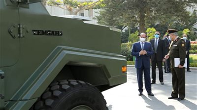 الرئيس السيسي يتفقد نماذج مركبات متعددة الاستخدام